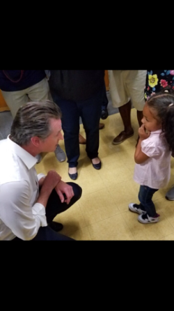 El gobernador Newsom "abraza" a los niños desde el principio en políticas y selecciones de personal