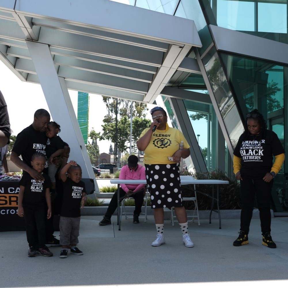 Nhường chỗ cho các ông bố: Gặp gỡ các cộng đồng Nam Los Angeles ủng hộ việc sinh con da đen khỏe mạnh và vui vẻ